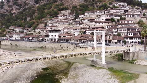 Brücke-Und-Altstadt-Von-Berat,-Albanien---Kreisender-Schwenk