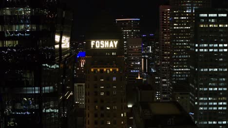 Revelación-Cinematográfica-Aérea-De-La-Torre-Foshay-En-El-Centro-De-Minneapolis-Por-La-Noche