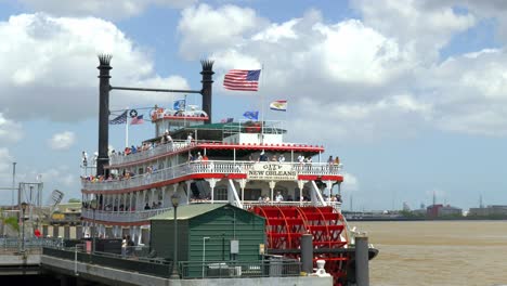 Barco-Fluvial-De-La-Ciudad-De-Nueva-Orleans-Atraque-En-El-Río-Mississippi