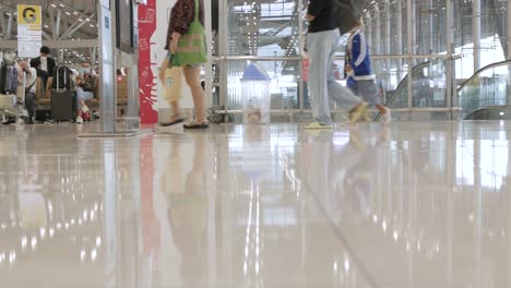 Pov-Im-Abflugterminal-Des-Flughafens-Suvannabhumi-Mit-Vielen-Passagieren-Während-Des-Covid-ausbruchs