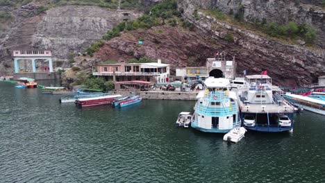 Terminal-De-Ferry-Y-Servicio-De-Botes-En-El-Lago-Koman,-Albania---Toma-Circular