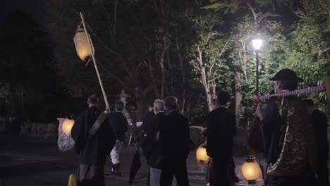 Los-Sacerdotes-Llevan-Linternas-Cuando-Comienzan-Las-Festividades-En-El-Festival-Hachiman-Matsuri