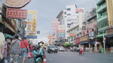 Yaowarat-In-Bangkoks-Chinatown-Mit-Chinesischen-Zeichen-Tagsüber-An-Einem-Sonnigen-Tag,-Breite-Aufnahme