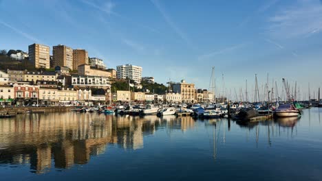 Lapso-De-Tiempo-De-Torquay-Del-Puerto-Interior-Y-El-Puerto-Deportivo-A-La-Hora-Dorada