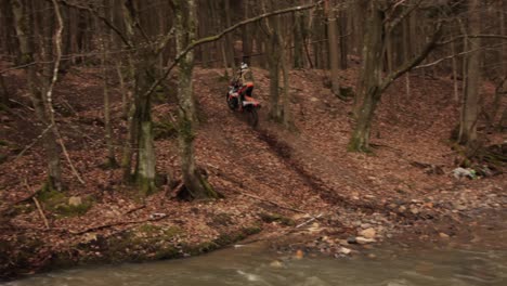 Motorradschreddern-Durch-Den-Fluss,-Offroad-Fahrradversuch-Mit-Spritzwasser-Und-Schlamm,-Wilder-Extremsport,-Gefährliches-Moto-Cross-Biker-Abenteuer,-Schmutzige-Regenwaldblätter-Spritzen