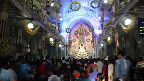 Gente-Adorando-En-Una-Iglesia