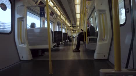 Vista-Interior-Mirando-A-Lo-Largo-Del-Carro-En-El-Metro-De-Londres-S8-Stock-Tren-De-La-Línea-Metropolitana-El-12-De-Mayo-De-2022