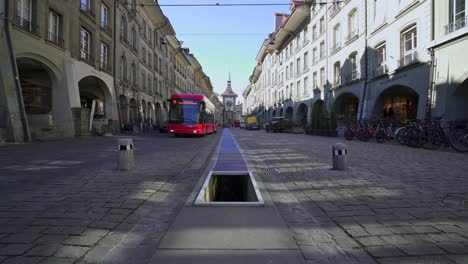 Bern,-Blick-Auf-Die-Historische-Kramgasse-Mit-Blick-Auf-Den-Berühmten-Uhrturm-Zytglogge