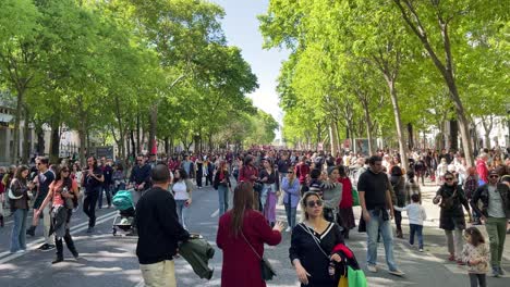 Multitud-De-Personas-Sin-Máscara-Facial-Celebraciones-25-De-Abril-En-Lisboa