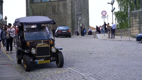 Coche-Esperando-Turistas-En-Terreiro-Da-Se,-Porto