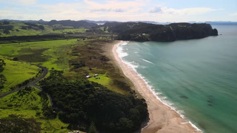 Panorámica-A-Través-De-La-Playa-De-Agua-Caliente-En-Nueva-Zelanda-Con-Un-Dron