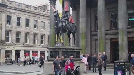 Cámara-Lenta-De-Personas-Reunidas-Alrededor-De-La-Estatua-Del-Duque-De-Wellington