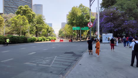 Gente-Disfrutando-De-La-Mañana-En-El-Distrito-Financiero-De-La-Ciudad-De-México