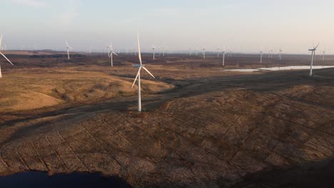Luftaufnahmen-Von-Windkraftanlagen-In-Schottland-Bei-Sonnenuntergang