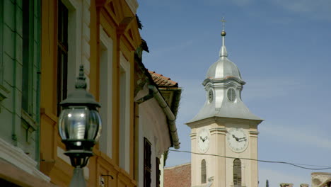 Ein-Alter-Uhrturm-Im-Historischen-Zentrum-Der-Stadt