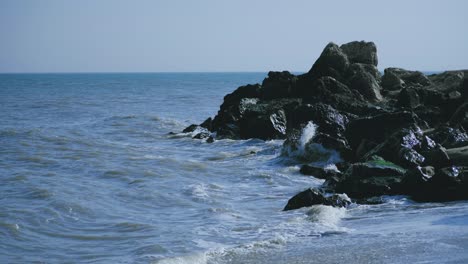 Wellen,-Die-Einige-Felsen-An-Der-Küste-Treffen