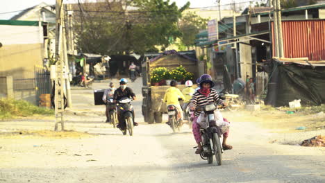 Lugareños-Montando-Sus-Scooters-En-Un-Pequeño-Pueblo-Rural