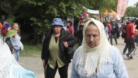 Gruppe-Ethnischer-Alter-Damen,-Die-Beim-Festival-In-Traditioneller-Tracht-Gekleidet-Sind