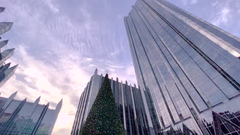 Pista-De-Patinaje-Sobre-Hielo-Al-Aire-Libre-En-El-Centro-De-Pittsburgh-En-La-Víspera-De-Navidad