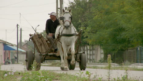 Ein-Rumänischer-Traditioneller-Pferdewagen-Beschleunigt-Eine-Straße-Hinunter