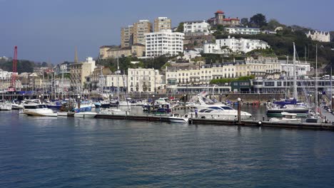 Innenhafen-Und-Jachthafen-Von-Torquay-Mit-Der-Stadt-Im-Hintergrund