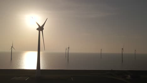 Malerischer-Windpark-Auf-Dem-Wasser,-Windmühlenlandschaft-Bei-Hellem-Sonnenlicht,-Luftbild