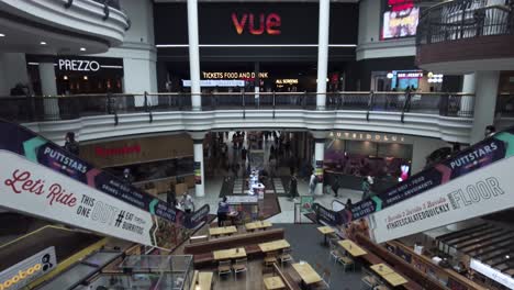 Mirando-A-Través-Del-Cine-Vue-Dentro-Del-Centro-Comercial-St-Georges-En-Harrow-Sobre-El-Patio-De-Comidas-Y-Las-Escaleras-Mecánicas