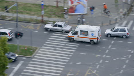 Hochwinkel---Ein-Krankenwagen-Rast-Durch-Den-Feierabendverkehr-In-Bukarest