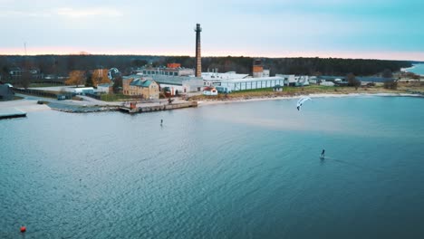 Engure,-Lettland,-23.-Mai-2022:-Luftdrohnenansicht-Eines-Corekites-kitesurfers,-Der-Im-Hafen-Engure-In-Der-Ostsee-Hydrofoilt