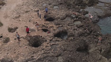 Niña-Saltando-A-Través-De-Un-Agujero-En-Las-Aguas-Del-Océano