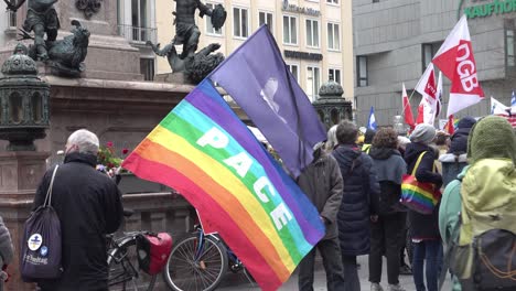 Una-Persona-Que-Sostiene-Una-Bandera-De-Paz-Durante-Una-Manifestación-Contra-La-Invasión-Rusa-De-Ucrania