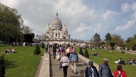 Toma-De-Las-Escaleras-De-Montmartre-Con-Turistas-Subiendo-Y-Bajando,-París-Francia,-Vuelta-A-La-Normalidad