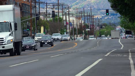 Busy-streets-of-sunny-Los-Angeles,-USA---static-view