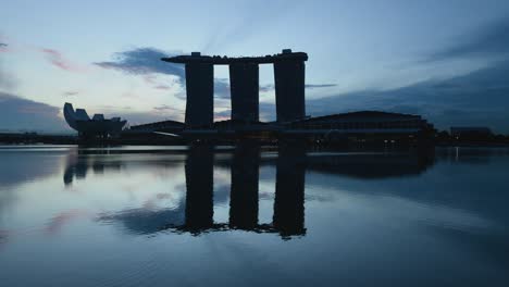 Hermoso-Paisaje-Sereno-Del-Famoso-Horizonte-De-Singapur-Con-El-Hotel-Mbs-Y-El-Museo-Artscience-Reflejado-En-El-Agua