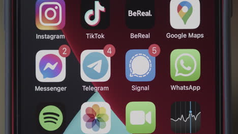 Beste-Oder-Beliebteste-Messaging-Apps-Auf-Dem-Handybildschirm-In-Reihe,-Facebook-Messenger,-Telegramm,-Signal-Und-WhatsApp