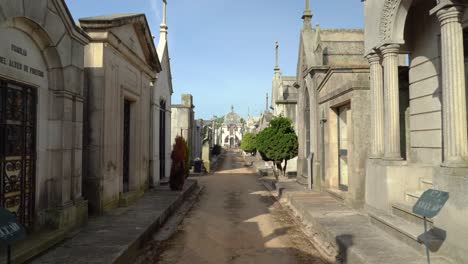 Largo-Y-Estrecho-Camino-Dentro-Del-Cementerio-De-Agramonte-En-Un-Soleado-Día-De-Primavera