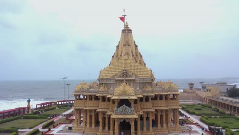 Toma-Aérea-De-Dron-Ascendente-De-Somnath-Mandir-Durante-El-Tiempo-Ventoso-De-La-Tarde