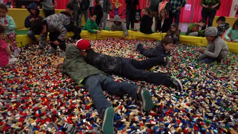 Lego-Spielzeugpool,-Kinder-Haben-Spaß-Beim-Gemeinsamen-Bauen-Und-Gestalten