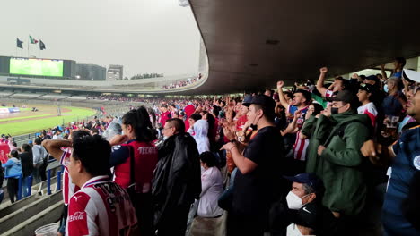 Gente-Emocionada-Celebrando-La-Victoria-Futbolística-De-La-Liga-Femenina-En-El-Estadio-De-Ciudad-Universitaria-En-Un-Video