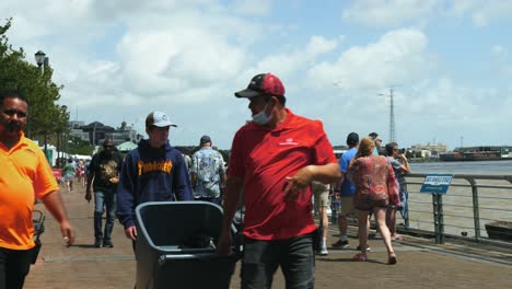 Menschenmenge-Zu-Fuß-New-Orleans-Moonwalk-Mississippi-River