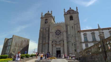 Catedral-Cerca-De-La-Picota-De-La-Plaza-De-Porto