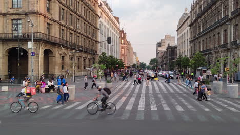 Video-Estable-De-Varios-Ciclistas-En-La-Entrada-Al-Zocalo-De-La-Ciudad-De-Mexico