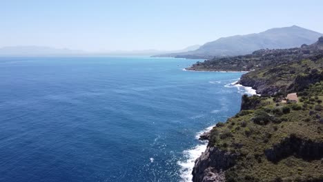 Tranquilo-Vuelo-De-Drones-Sobre-El-Mar-En-Zingaro-En-La-Isla-De-Sicilia-En-Italia,-Hermoso-Clima