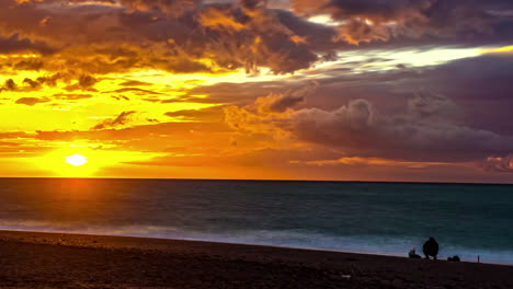 Sun-rising-in-timelapse-over-the-sea-at-dawn