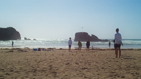 Niños-Pequeños-Jugando-Un-Juego-Molkky-En-La-Playa-De-Perranporth-En-Cornwall,-Inglaterra,-Reino-Unido