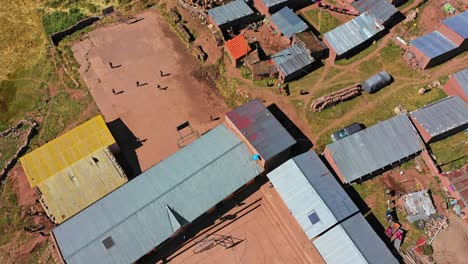 Granja-Inka-Tradicional-En-Los-Andes-Bolivianos