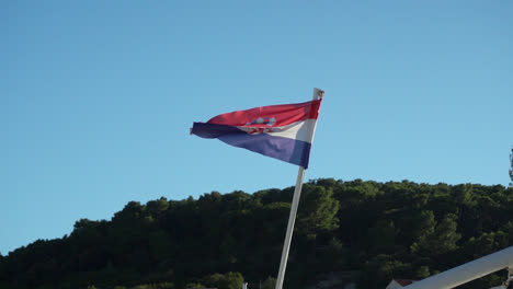 Kroatische-Flagge-In-Der-Stange,-Die-Mit-Dem-Wind-Weht