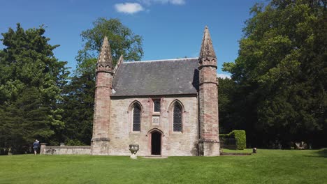 Ein-Weiter-Blick-Auf-Die-Scone-Palace-Chapel-Auf-Dem-Moot-Hill