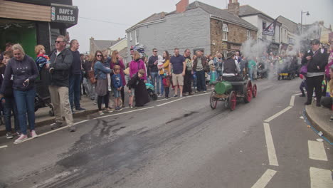 La-Gente-En-La-Carretera-Viendo-El-Desfile-De-Trenes-A-Vapor-Durante-La-Celebración-Del-Día-De-Trevithicks-En-Camborne,-Inglaterra