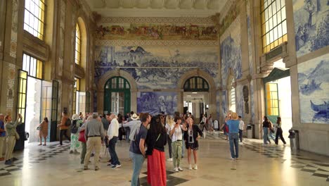 Pasajeros-Tomando-Fotos-Dentro-De-La-Estación-De-Tren-De-Sao-Bento